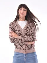 Cárdigan color beige con estampado de leopardo en negro, escote en V y cierre frontal con botones dorados.
