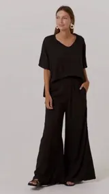 Pantalón palazzo negro de lino, tiro alto con elástico en la cintura y pierna muy ancha y fluida.