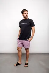 Remera negra de manga corta con estampa fotográfica en la espalda de un ciclista haciendo acrobacias.