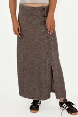 Falda larga color crudo con abertura lateral y cierre con botones.