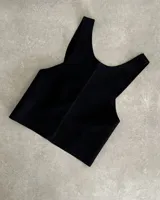 Chaleco negro de cuero agamuzado con espalda cruzada.