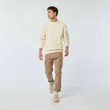 Sweater color crema de punto de piqué con cuello redondo y mangas largas.