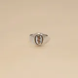 Anillo de plata 925 con apliques de oro 18k, con el símbolo de la medicina en el centro.