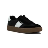 Zapatillas urbanas negras con detalle de una franja blanca en el lateral y suela marrón.