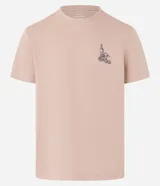 Remera color beige de algodón, corte clásico, cuello redondo y manga corta. Estampa pequeña en el pecho con diseño de botella y lettering.