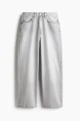 Pantalón jean gris claro, de corte holgado con pierna ancha y tiro bajo. Diseño clásico de cinco bolsillos con cierre frontal con cremallera y botón.