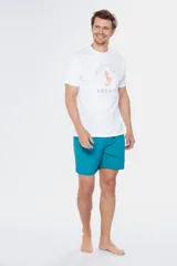 Short de baño color coral con cintura elástica y cordón ajustable.