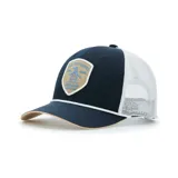 Gorra de béisbol azul marino con paneles traseros de malla blanca y visera curva. Presenta un parche bordado en el frente con el logo del Penguin Golf Club y detalles en color celeste y beige.