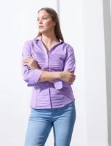 Camisa blanca de algodón marca Zac & Rachel, con cuello con solapa, abertura central con botones, delantera tableada y laterales elastizados.