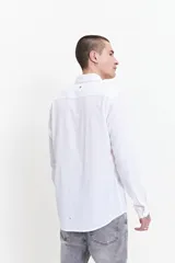 Camisa de manga larga color gris oscuro con textura a rayas, estilo rústico y fit regular.