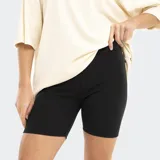 Calza corta de lycra negra, tiro alto y corte ajustado.