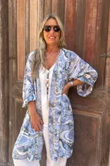 Kimono largo de seda con mangas amplias y estampado abstracto en tonos celestes, azules y beige.