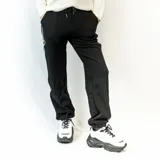 Sneakers de diseño moderno y urbano, con detalles en color negro y rosa, inspirados en la tendencia de los dad shoes.