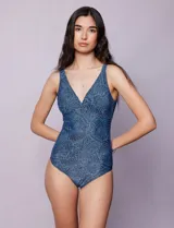 Malla enteriza estampada marca Club del Sol, con escote en V, breteles anchos, copa armada con sujetador interno y forro interno. Confeccionada en tejido italiano.