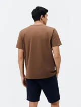 Camiseta marrón de corte recto y mangas cortas.