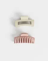 Set de dos broches para el pelo tipo pinza, uno color beige y otro color rosa.