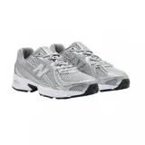 Championes New Balance modelo U740SG2, color plateado con detalles en blanco y negro. Presentan una parte superior de malla transpirable con superposiciones sintéticas brillantes y el logo "N" en los laterales. La entresuela es blanca con tecnología ABZORB y la suela exterior es negra.