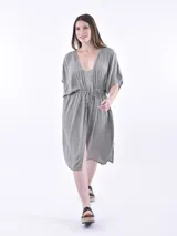Vestido corto color gris claro, con escote en V, mangas cortas amplias y lazo ajustable en la cintura.