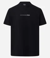 Remera negra de algodón, modelo comfort, con cuello redondo y manga corta. Presenta una pequeña estampa frontal en blanco con texto y un diseño minimalista de montañas.