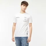 Remera blanca de mangas cortas con cuello redondo. Presenta estampados en el frente con la palabra "CONNECTION" y otros diseños gráficos.