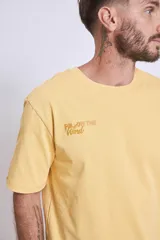 Remera blanca de algodón con cuello redondo y logo pequeño estampado en el pecho.