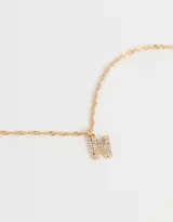 Cadena corta dorada con dije de la letra A cubierto de strass.