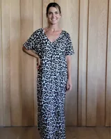 Vestido largo con estampado animal print, escote en V y mangas cortas.