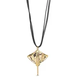 Colgante con dije de mantarraya de aleación de metales bañado en oro 18k y cordón de cuero negro.