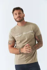 Remera color arena con cuello redondo y logo bordado en el pecho.