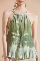 Musculosa sin mangas con escote halter que se ata al cuello. Diseño batik artesanal en tonos verdes y blancos.