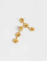 Aros colgantes cortos con tres dijes de girasoles bañados en oro y cierre de tope a presión.
