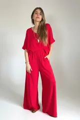 Conjunto de pantalón palazzo rojo y blusa de mangas cortas con cintura elastizada.