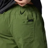 Pantalón de trekking color verde oliva, con corte recto, bolsillos laterales y traseros con cierre, rodillas articuladas y tejido repelente al agua.