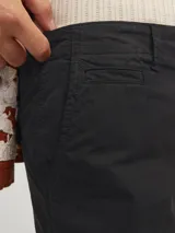 Short cargo negro de Jack & Jones con corte relajado y cierre con cremallera. Confeccionado en tejido de sarga de algodón.