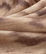 Pañuelo cuadrado de satén con estampado animal print de cobra en tonos beige y marrón. Accesorio para el cuello o el cabello.