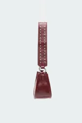 Bolso bandolera negro de cuero sintético con tachas plateadas en las correas.