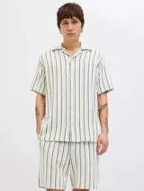 Camisa de manga corta con fit relajado y cuello resort. Cierre con botones al frente. Estilo liviano ideal para el verano.