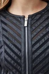 Chaqueta negra de cuero sintético con diseño acolchado en forma de espiga y detalles de tul.