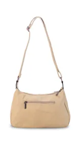 Bandolera color beige con correa ajustable, dos bolsillos frontales (uno con botón y otro con cierre) y un bolsillo trasero con cierre.