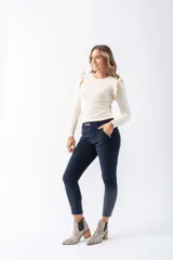 Pantalón de pana azul marino, tiro alto, corte skinny y pretina elastizada.