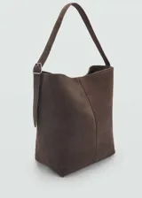Bolso marrón de gamuza con asa de hombro ajustable con hebilla y cierre de imán interior.