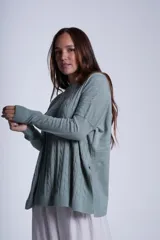 Sweater negro de punto con diseño de ochos, cuello redondo y mangas largas.