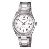 Reloj analógico Casio para mujer, caja y brazalete de acero inoxidable color plateado. Esfera blanca con números arábigos negros y ventana de fecha a las 3. Presenta bisel estriado y resistencia al agua WR 50M.