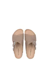 Sandalias negras cruzadas con hebilla plateada ajustable.