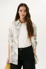 Camisa de manga larga color blanco con estampado de abanicos negros.