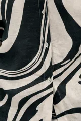 Camisa de manga larga con estampado abstracto en blanco y negro, de corte holgado.