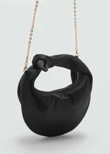 Bolso de mano color beige de tejido satinado con asa superior con nudo decorativo. Tiene cierre de cremallera, forro interior y asa de cadena desmontable.