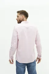 Camisa de lino color beige, de manga larga, corte semi slim y logo bordado en el pecho.