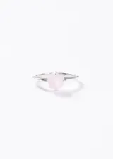 Anillo cintillo clásico de plata 925 con piedra central de cuarzo rosa natural.