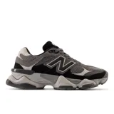 Championes urbanos New Balance modelo 9060, unisex, color gris y negro, con detalles en beige. Confeccionados en gamuza y malla, con logo "N" característico en los laterales y entresuela con amortiguación ABZORB y SBS.